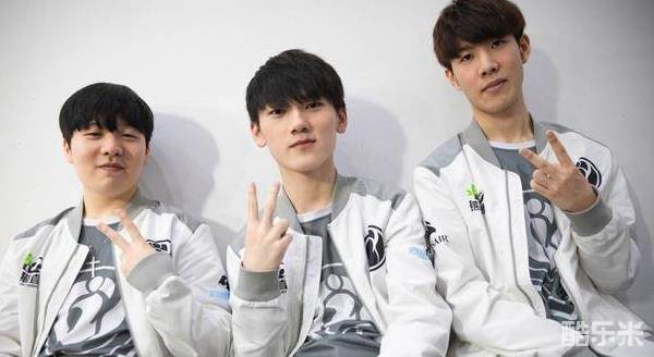 他的肩关节 他的肩关节